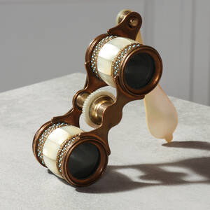 TEATERKIKARE, Mässing och pärlemor