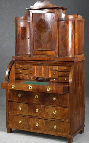 Chatol med overskab, mahogny. Ca. 1870