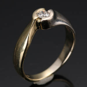 Ring af 14 kt guldhvidguld med en brillant på 0.20 ct