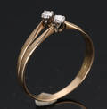 To samensatte ringe af 14 kt guld prydet med to brillanter