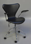 Arne Jacobsen. Kontorstol, model 3217, Brown label med originalt sort læder  Denne vare er sat til omsalg under nyt varenummer 4609759