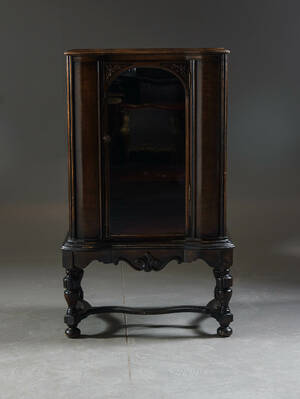 Liten vitrin i barockstil