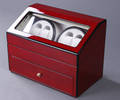 Watch winder i kasse af  rødlakeret træ. 4 armbåndsure.