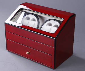 Watch winder i kasse af  rødlakeret træ. 4 armbåndsure.