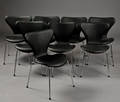Arne Jacobsen 1902 - 1971. Sæt på otte stole syveren , model 3107, nybetrukket med sort Savanne læder 8