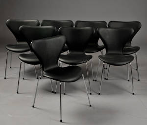 Arne Jacobsen 1902 - 1971. Sæt på otte stole syveren , model 3107, nybetrukket med sort Savanne læder 8