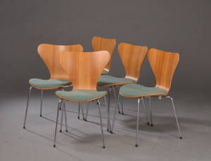 Arne Jacobsen. Fem stole, model 3107 5