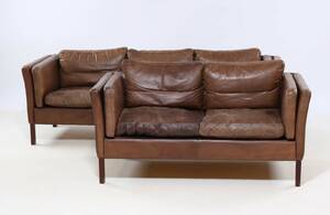 Dansk møbelproducent. Tre og to-pers. sofa, brunt læder 2