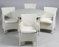 Havemøbler. Fire havestole samt rundt bord, råhvidt polyrattan, aluminium stel. 5