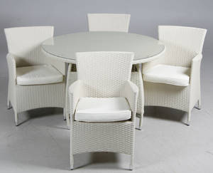 Havemøbler. Fire havestole samt rundt bord, råhvidt polyrattan, aluminium stel. 5