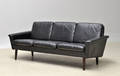 Dansk møbelproducent. Tre-pers. sofa i sort læder