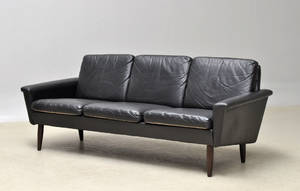 Dansk møbelproducent. Tre-pers. sofa i sort læder
