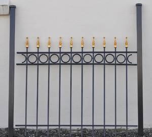 Smedejernshegn 4 med guldspir og stolper 5 Højde 100 cm