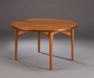 Dansk møbelproducent. Rundt spisebord med udtræk 4