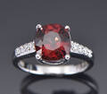 Ring med rød spinel og brillanter af 18 kt hvidguld.