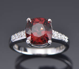 Ring med rød spinel og brillanter af 18 kt hvidguld.