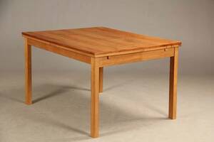 Dansk møbelproducent. Spisebord af egetræ Denne vare er sat til omsalg under nyt varenummer 4718944