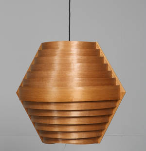 Håndlavet lamellampe i fyrretræ.