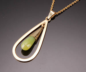 Guldvedhæng med forgyldt kæde. 3