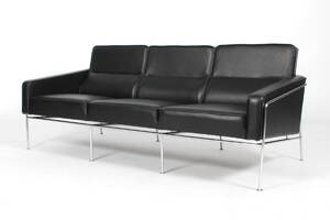 Arne Jacobsen. Tre-pers. Lufthavnssofa, model 3303 