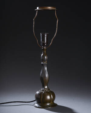 Just Andersen. Bordlampe af diskometal, D60