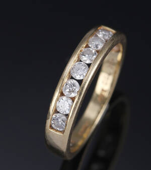 Brillantring af 18 kt. guld, i alt ca. 0.50 ct. London 2004