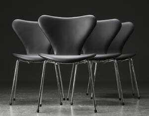 Arne Jacobsen. Fire syverstole model 3107, sort læder 4