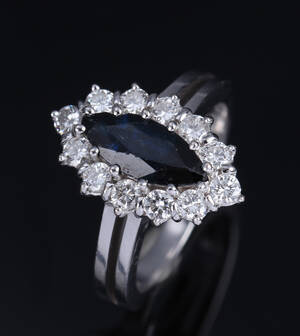 Safir- og brillantring af 18 kt. hvidguld, brillanter i alt ca. 0.60 ct