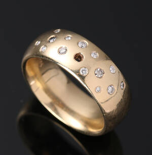 Ring i 14 kt guld prydet med diamanter