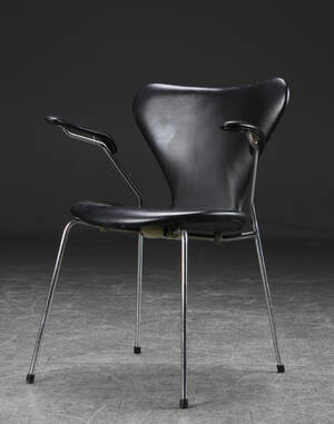 Arne Jacobsen. Armstol, sort læder, model 3207