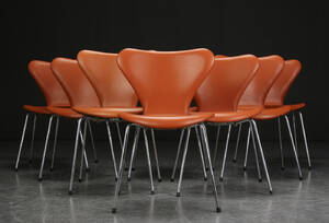 Arne Jacobsen. Otte syverstole model 3107, cognacfarvet læder 8 Denne vare er sat til omsalg under nyt varenummer 4105945