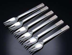 Oscar Gundlach-Pedersen for Georg Jensen. Seks Relief kagegafler af sterlingølv, efter 1945
