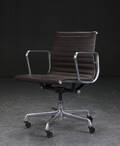 Charles Eames. Kontorstol fra serien Aluminium Group Konference, model EA 335