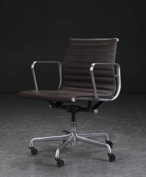 Charles Eames. Kontorstol fra serien Aluminium Group Konference, model EA 335