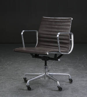 Charles Eames. Kontorstol fra serien Aluminium Group Konference, model EA 335