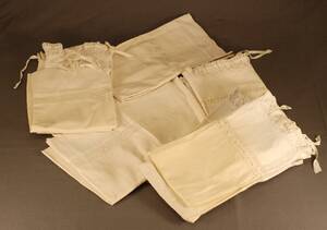 ÖRNGOTT MED SPETS OCH BRODERI