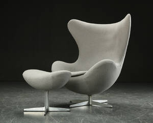 Arne Jacobsen. Lænestol Ægget med skammel, model 3316 2 Denne vare er sat til omsalg under nyt varenummer 4121821