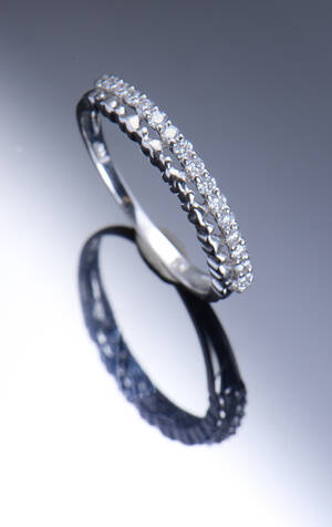 Brillant alliancering af 9 kt. hvidguld 