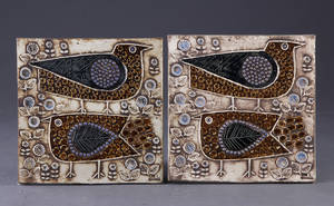 Lisa Larsson f. 1931 cd. for Gustavsberg. To relieffer, stentøj. 2