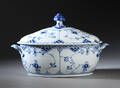 Royal Copenhagen Musselmalet, helblonde terrin af porcelæn med låg  