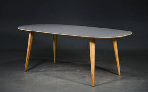 Snedkermester Lau Lauritsen. Spisebord, grålig laminat