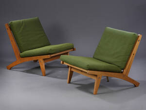 Hans J. Wegner. Par lavrygget lænestole, model 375 2