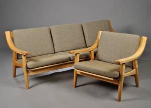 Hans J. Wegner 1914-2007. Tre-pers. sofa samt lænestol model GE-530 2