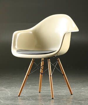 Charles Eames. Armstol, model DAW