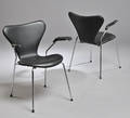 Arne Jacobsen 1902-1971. Par armstole model 3207 med sort Savanne læder 2.