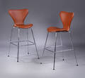 Arne Jacobsen. Par Syver barstole i cognacfarvet læder, model 3197 2 