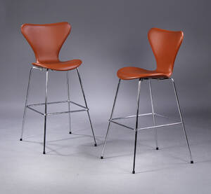 Arne Jacobsen. Par Syver barstole i cognacfarvet læder, model 3197 2 
