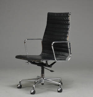 Charles Eames. Kontorstol, Aluminium Group, sort læder.