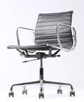 Charles Eames. Kontorstol model EA 117, sort læder 