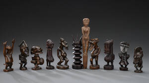 Samling udskåret figurer af træ 11